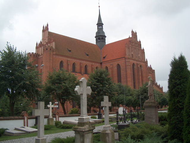 Katedralo-Baziliko de Pelplin, vidata de la apuda paroĥa tombejo