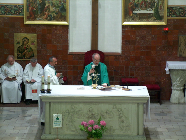 P. Bernhard Eichkorn ĉefcelebras la meson de Paco kaj Unueco, vendredon 27an de julio