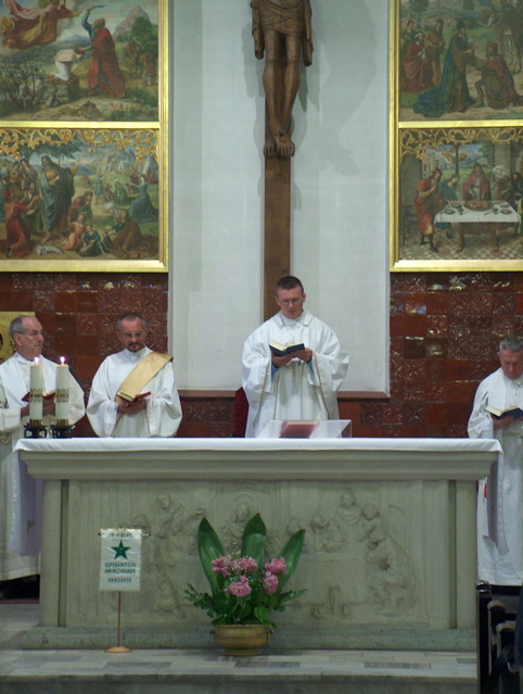 P. Roman Gmyrek ĉefcelebras meson por la mortintoj, marde 24a de julio, memore al la polaj pilgrimantoj mortintaj en Francio dim. 22an