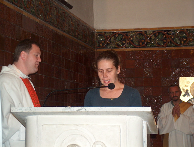 Katalin Koszegvari legas la porpetojn