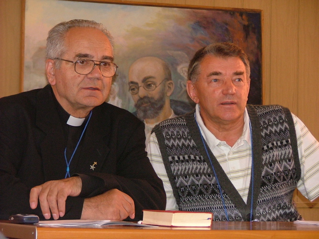 P. Lajos K&oacute;bor kaj Miloslav Šv&aacute;ček gvidas la Ĝeneralan Kunvenon de IKUE