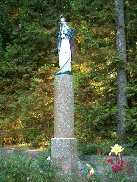 Madono en la ĝardeno