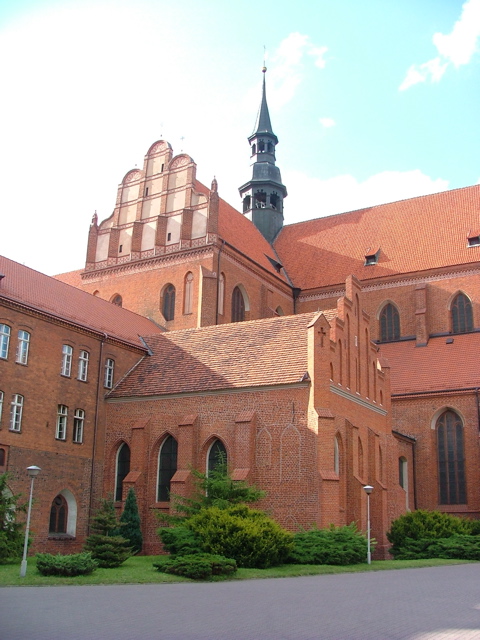 Kapelo de Collegium Marianum, transepto kaj sonrilejo de la Katedralo