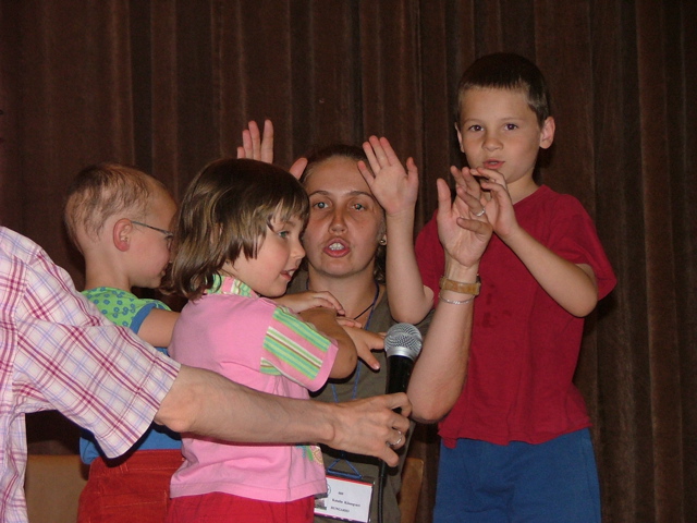 Dum la internacia adiaŭa vespero, la infanoj komencis la spektaklon